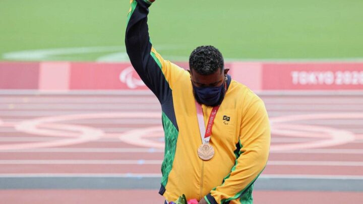 Thiago Paulino protesta no pódio das Paralimpíadas após ter ouro revogado – 04/09/2021 – Esporte