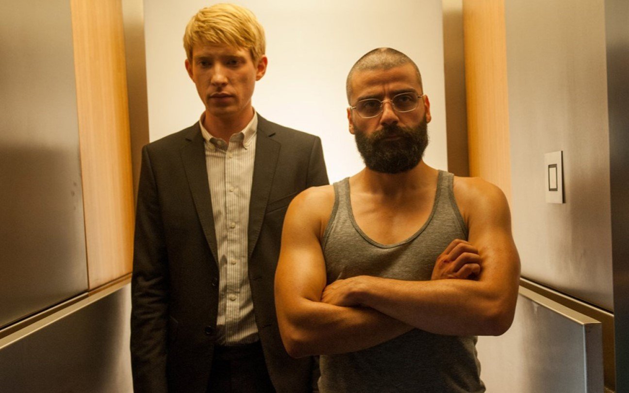 Domhnall Gleeson e Oscar Isaac em cena de Ex_Machina: Instinto Artificial