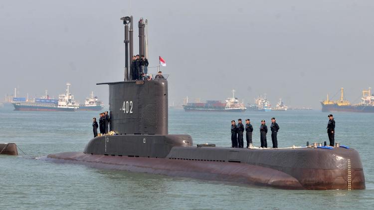 Submarino KRI Nanggala-402 e sua tripulação em foto de 2012 - Reuters - Reuters