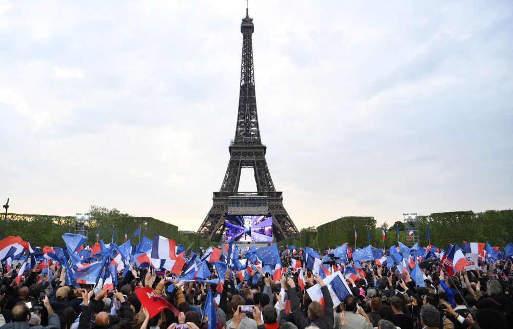 Aos pés da Torre Eiffel, a sobriedade de Macron e a alegria de seus apoiadores