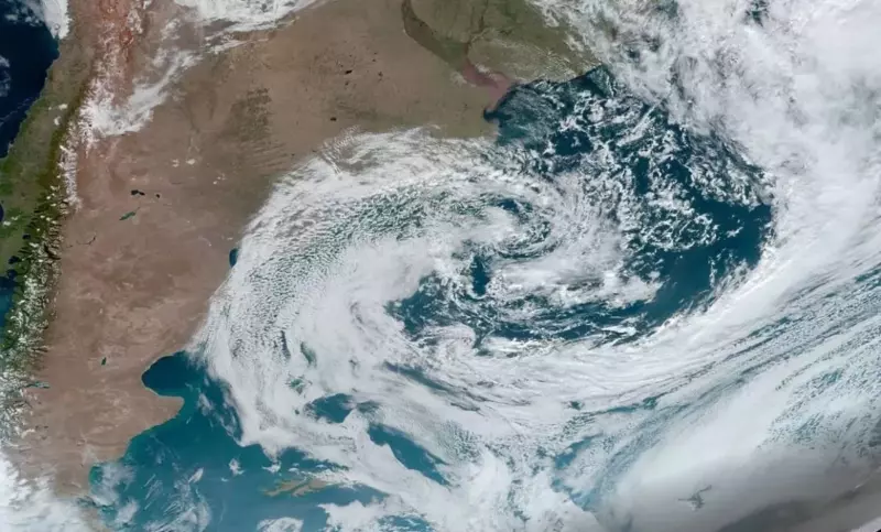 Ciclone Yakecan chega ao Brasil e vendavais deixam cidades em alerta