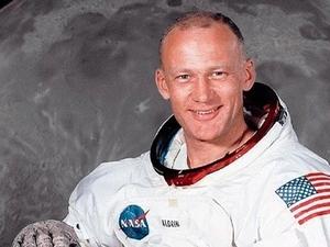 Buzz Aldrin, o segundo astronauta a pisar na lua - Ingresso.com - Ingresso.com