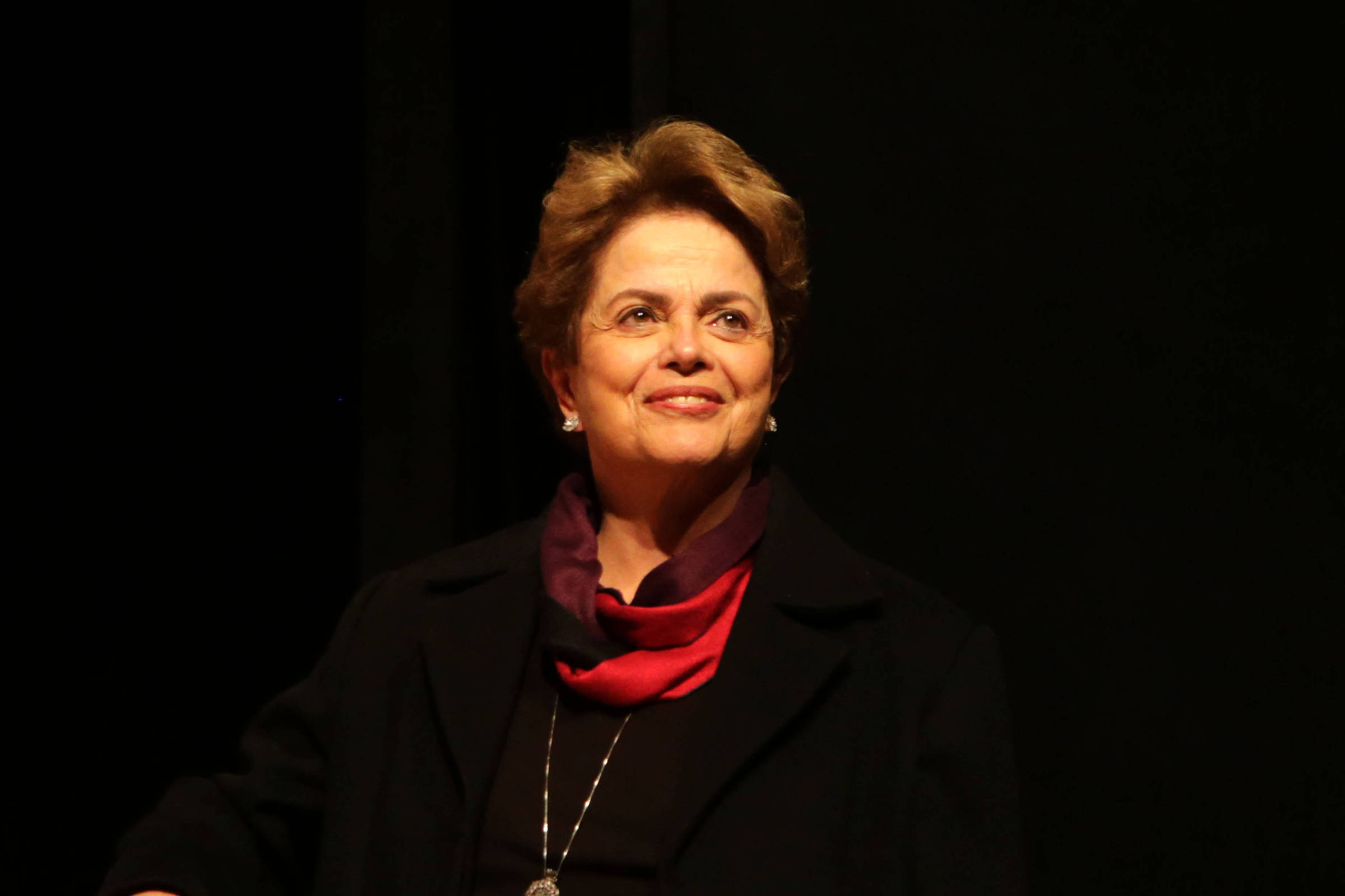 Justiça condena homem a indenizar Dilma em R$ 25 mil por foto em voo que viralizou – 10/06/2022 – Mônica Bergamo