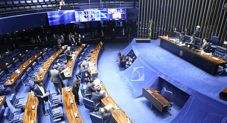 Senado aprova PEC que cria voucher para caminhoneiros e aumenta Auxílio Brasil – Notícias