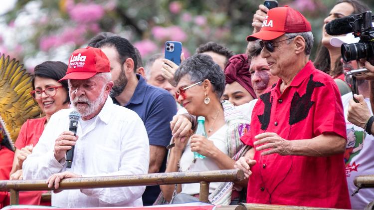 9.out.2022 - O ex-presidente e candidato Luiz Inácio Lula da Silva (PT) participa de ato de campanha com o cantor Chico Buarque, que veste boné e camisa vermelhas, em Belo Horizonte - Hedgard Moraes/Estadão Conteúdo - Hedgard Moraes/Estadão Conteúdo