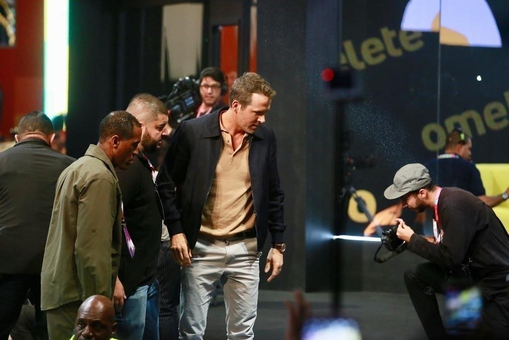 Ryan Reynolds e John Keery causam comoção de fãs na chegada à CCXP 2019 - Iwi Onodera/UOL