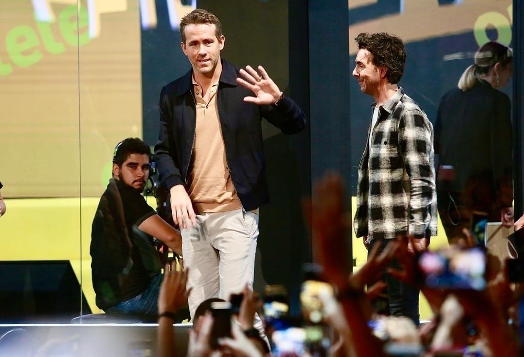 Ryan Reynolds causa tumulto na chegada com John Keery e Shawn Levy à CCXP 2019 - Iwi Onodera/UOL