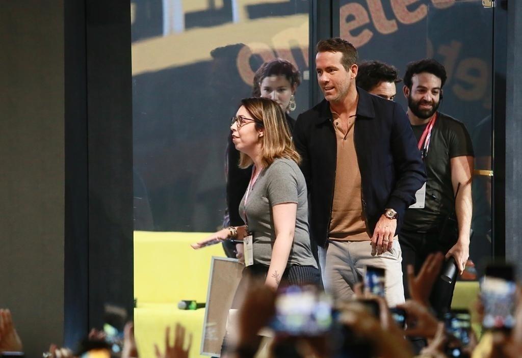 Ryan Reynolds causa tumulto na chegada com John Keery e Shawn Levy à CCXP 2019 - Iwi Onodera/UOL