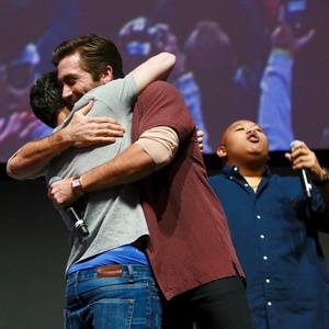 Tom Holland e Jake Gyllenhaal se abraçam em painel da CCXP - Iwi Onodera/UOL - Iwi Onodera/UOL