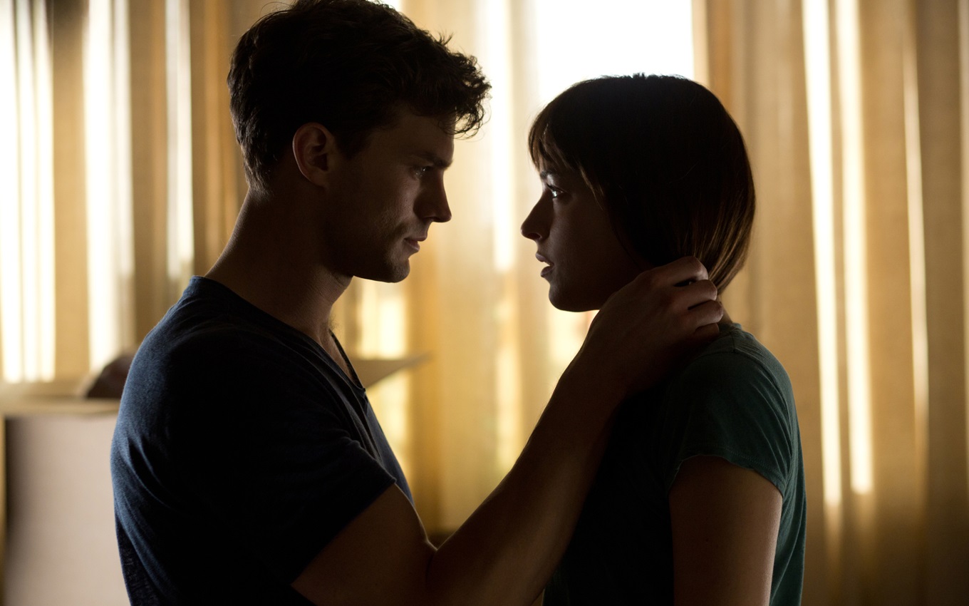 Jamie Dornan e Dakota Johnson em cena de 50 Tons de Cinza