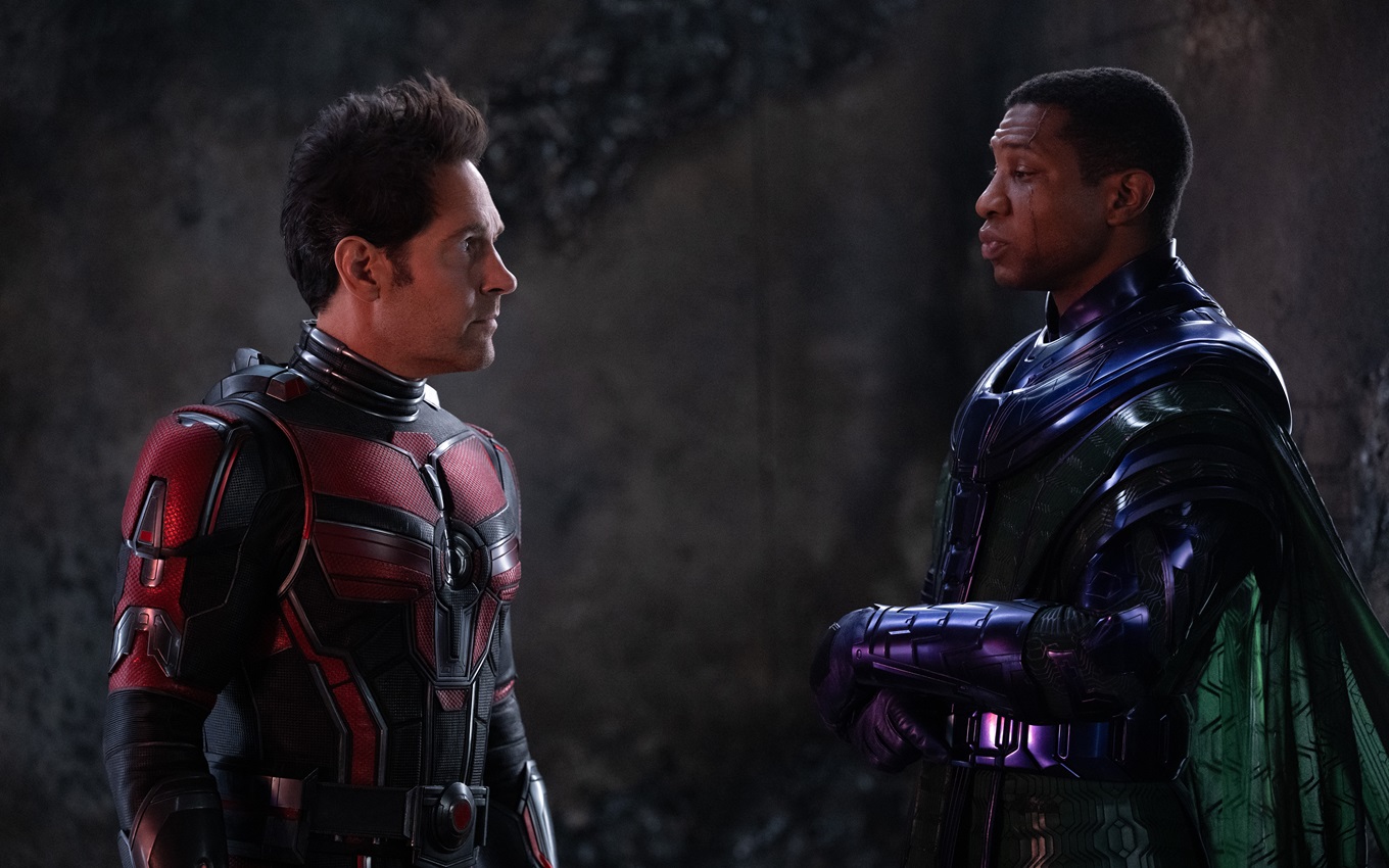 Paul Rudd e Jonathan Majors em cena de Homem-Formiga: Quantumania