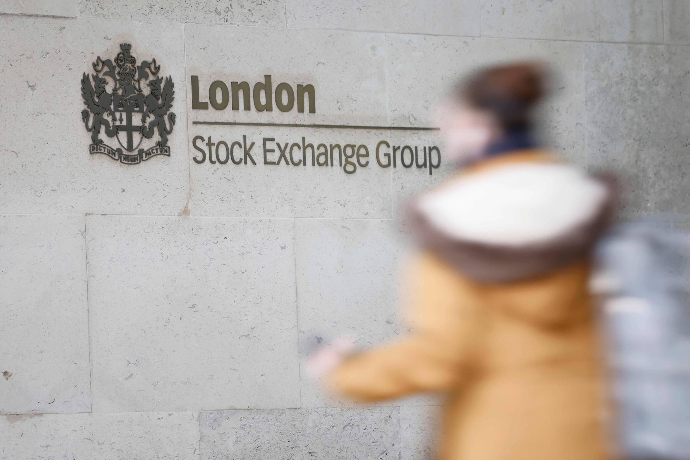 Seis são presos por suspeita de conspiração para impedir abertura da Bolsa de Londres – 14/01/2024 – Mercado