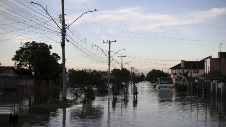 Mais de 2,1 milhões de pessoas foram afetadas pelo temporal no RS; 618 mil estão fora de casa