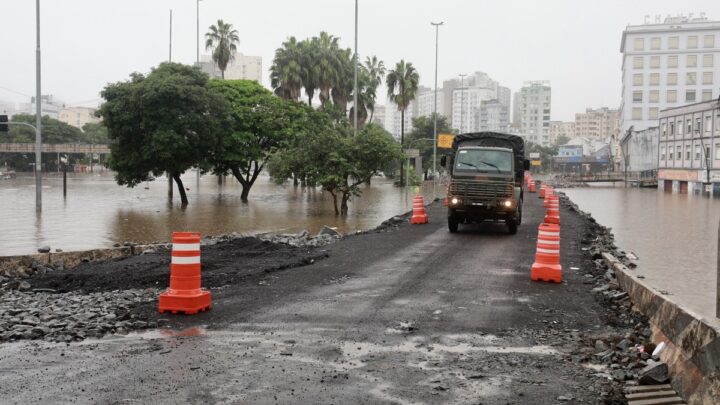 Cerca de 20 mil veículos de emergência atravessam 'corredor humanitário' em Porto Alegre